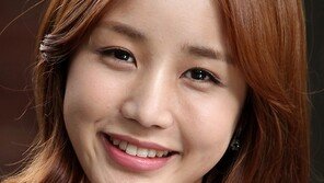 [SD포토] ‘신사의 품격’ 윤진이. 싱그러운 미소에 ‘메알앓이’