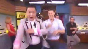 [영상] 싸이 말춤으로 난장판된 미국방송, MC를 리드하는 ‘끼’ 