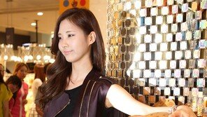 [SD포토] 서현, 미니스커트로 명품 각선미 드러내…