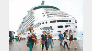 승객 3437명 태운 크루즈선 ‘보이저’ 제주 입항하자…