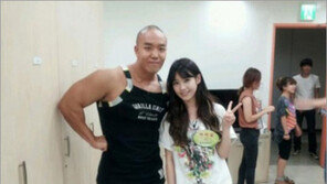 아이유 숀리 옆, “머리 크기가 숀리 팔보다 작아!”