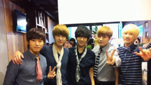 예성 생일 축하 인증샷, 슈퍼주니어 멤버들과 행복하게 “고맙다”