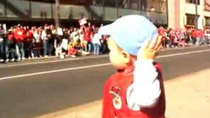 생후 22개월의 권력… “조련이 뭔지 아는 아이”