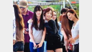 소녀시대 태연, 아이유에 격한 애정 드러내…‘나쁜 손도 감행’