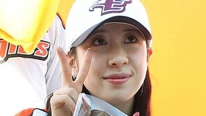 [포토] 신아람, 한화팬에게 꽃다발 받고 ‘브이~’