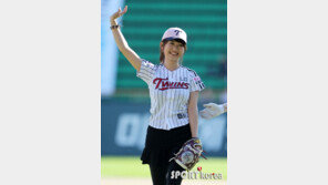 [포토] 엄지인 아나, 시구 마친 후 여신미소로 인사