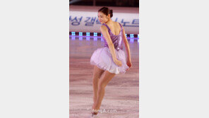 [SD포토] 김연아, 방울꽃 의상 입고 ‘상큼미소’