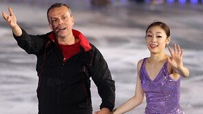 [SD포토] 윌슨-김연아, 손 잡고 팬들에게 인사 ‘활짝’