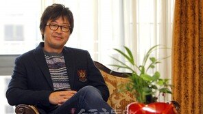 [단독] ‘도둑들’ 김윤석, 감독 자리도 훔친다