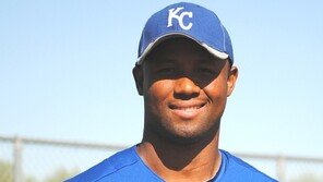 보류권 묶인 前 KIA 투수 콜론 “한국에서 뛰고 싶다”