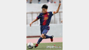 [포토] ‘축구 신동’ 백승호, 현란한 오른발 패스
