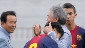 [포토] 이회택 부회장, 격한 백승호 사랑 ‘이대로만 자라다오’