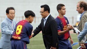 [포토] ‘축구 신동’ 백승호, 조중연 회장과 악수
