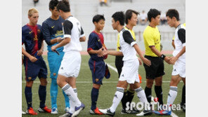[포토] ‘FC바로셀로나’ 백승호, 한국대표팀과 기분 좋은 대결