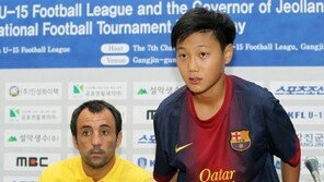 [포토] ‘FC바르셀로나’ 백승호, 예의 바른 인사는 기본