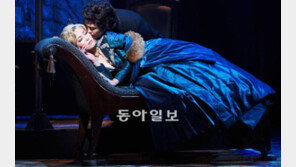 [공연 리뷰]‘저주받은 명작’에 아낌없는 갈채를… ‘두 도시 이야기’ 