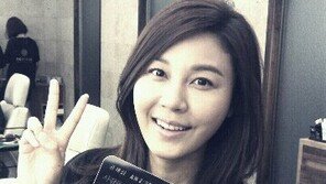 김하늘, 전작 감독 영화 ‘공모자들’ 대박 기원 인증샷 ‘의리녀’