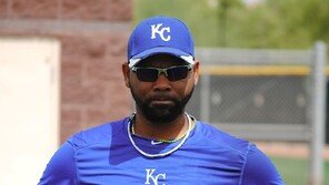  전 한화 투수 부에노 “빅리그 첫 승 기쁨 한국 팬들과 함께”