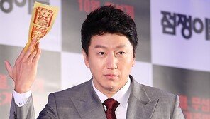 [SD포토] ‘점쟁이들’ 김수로, 노란 부적 받아보실래요?