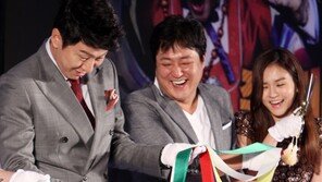 [SD포토] 김수로, 테이프 커팅 ‘개그본능 숨길 수 없네’