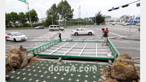 [SD포토] 태풍 위력에 넘어진 대형 광고판