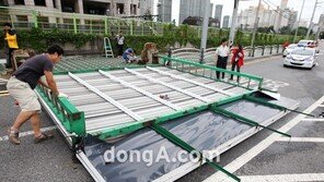 [SD포토] 태풍 볼라벤에 쓰러진 광고판 ‘복구작업’