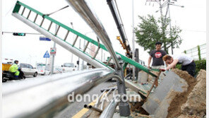 [SD포토] ‘태풍피해’ 볼라벤에 대형 광고판 ‘우지끈’