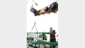 [SD포토] 볼라벤 휩쓴 용산, 복구 작업에 ‘크레인 동원’