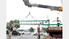 [SD포토] ‘태풍피해’ 도로 위 쓰러진 광고판 ‘신속 복구’