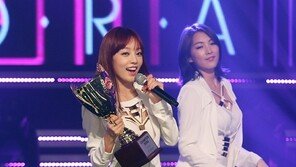 [포토] 카라 구하라, 트로피보다 작은 얼굴