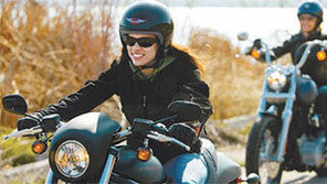 할리데이비슨을  남자만 탄다고요?… ‘마초 브랜드’ 女心공략마케팅 인기