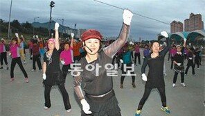 [수도권]쿵짝쿵짝 트로트 음악에… 어르신들 ‘건강 춤바람’