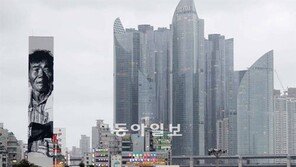 예술이 된 삶의 현장… 부산 활어직판장에 대형 어부 그림