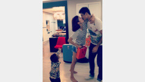  김성은-정조국, 아들 앞에서도 과감키스 ‘애정 과시’