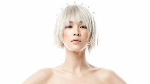 [포토] 가희 맞아? 노랑머리 변신…타이트 가죽 톱 입고 S라인 과시