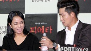 [포토] 조민수-이정진, ‘물도 따주는 매너남 등극!’
