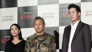 [포토] 김기덕 감독과 두 주인공, ‘어색한 포토타임?’