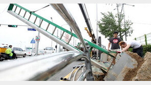 [영상] 태풍 볼라벤 피해, 대형 광고판 ‘우지끈’