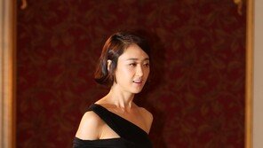 [SD포토] 김민정, 블랙 미니 드레스 ‘아찔 쇄골+각선미’