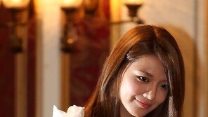 [SD포토] 최수영, 인형미모 뽐내며 ‘수줍게 입장’