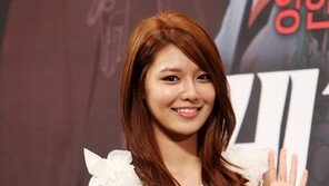 [SD포토] 최수영, 男心 잡는 상큼 손인사 ‘안녕~’