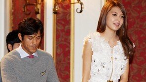 [SD포토] 오지호, ‘수영 에스코트하는 매너남’