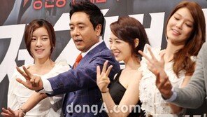 [SD포토] 김승우, 꽃미녀 삼인방과 ‘2박~3일?’