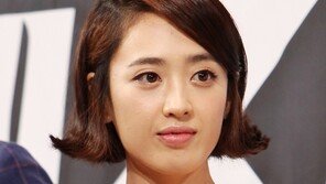 [SD포토] 김민정, 과감 노출 걱정 ‘손이 가요 손이 가’