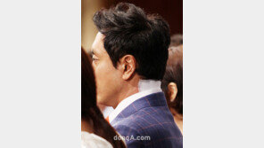 [SD포토] 김승우, 목 뒤 파스 ‘누가 붙여줬을까?’