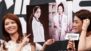 [포토] 김민정, 수영의 동안 칭찬에 ‘쑥스러워’