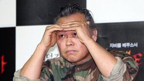 [포토] 김기덕 감독, 밀리터리룩 입고 보초병 빙의?