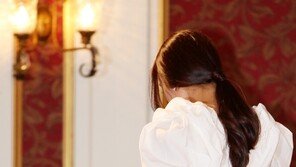 [SD포토] 최윤소, 뒤태도 방심 금지 ‘바쁜 손’