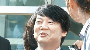 학위식 간 안철수 “정치 관련 질문은 사양”