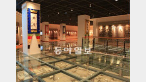 육의전 박물관 문 열어… 유리판 위 걸으며 옛 시전행랑-피맛골 유적 구경